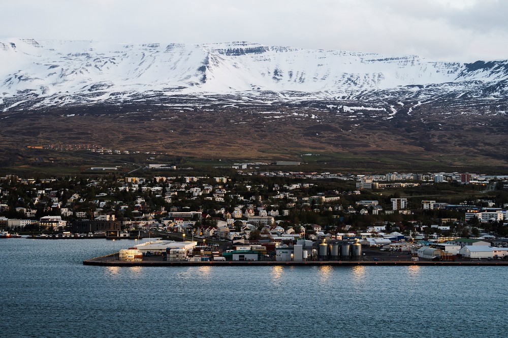 這張照片是 James 印象深刻的一次拍攝，他表示是從山上往下拍冰島第二大城市，有「北方首都」之稱的 Akureyri，雖然當下風很強勁，但 α7 IV 的五軸 5.5 級防手震功能還是讓他手持成功拍下這張照片。（Sony α7 IV + SEL70200GM2，87mm、F2.8、1/100s、ISO 320）（看大圖）