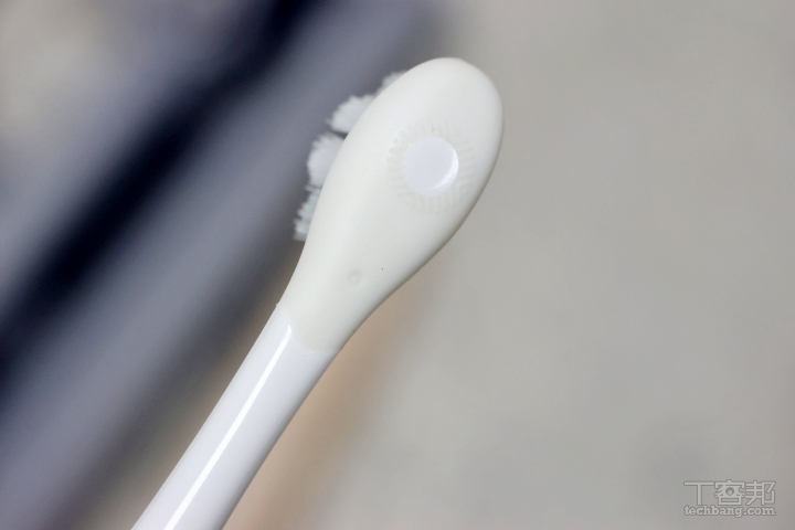 刷尺寸縮小 15%，軟度增加 20%，如果使用者有清潔比較刁鑽的牙縫或是口腔角落的需求，就可以換上這個小尺寸刷來清潔。