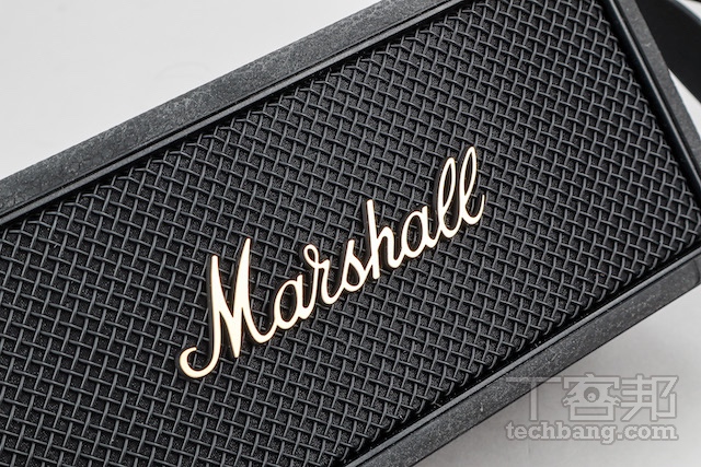 金屬網罩與品牌 Logo�面採用斜紋編織金屬網罩�計，�配 Marshall 手寫體 Logo，質感依舊。