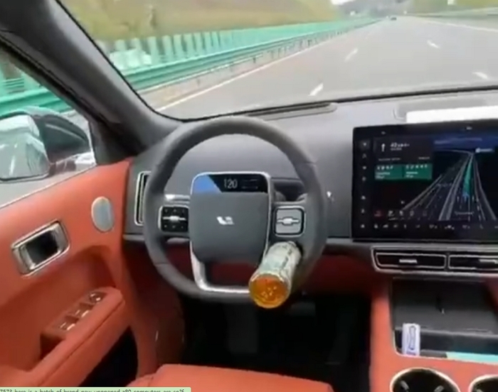 微博多名網友炫耀方向盤插一瓶水「無人駕駛」時速120公里追劇，車廠忙表態：萬萬不可