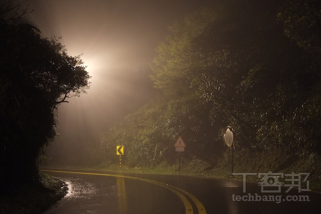 若是雨後的夜晚前往山林，則可以利用路燈來捕捉另一種霧氣的耶穌光。