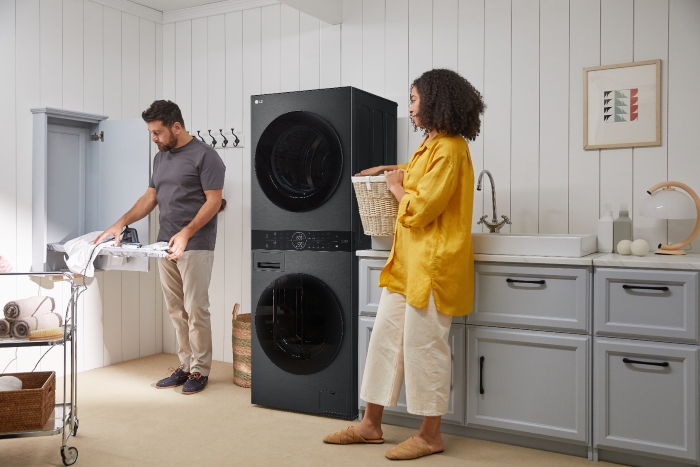 WashTower AI智控洗乾衣機將「蒸、洗、脫、烘」四大功能合一，單一機體就能輕鬆解決洗衣、晾衣的困擾