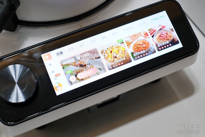 機器人上有螢幕可以選擇要料理的食物，點選後會跳出需要放入哪些食材、預計烹調時間資訊。