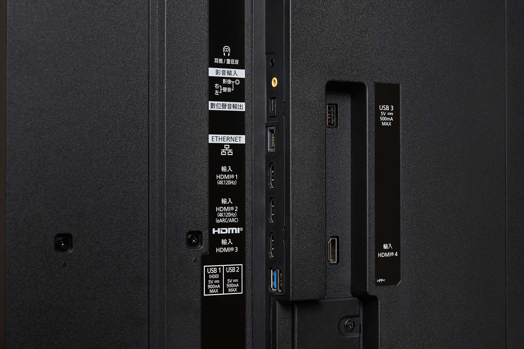 機體背面側邊配置傳輸介面群，可以看到共有四組 HDMI 輸入，其兩組標示支援 4K 120Hz 訊號，能對應次世代遊戲主機的最高視訊格式顯示，而其他傳輸介面則包含三組 USB 端、耳機輸出端、A/V 影音輸入端，LAN 有線網路端以及光纖音訊輸出端。