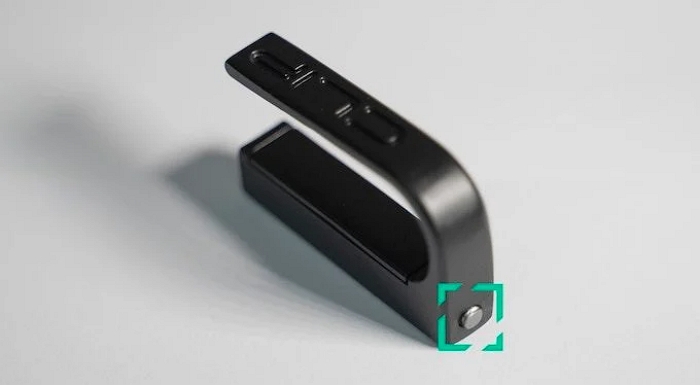 這是世上最小的滑鼠Clip Mouse，「夾」在手上連滑鼠墊都不用、售價約臺幣2000元