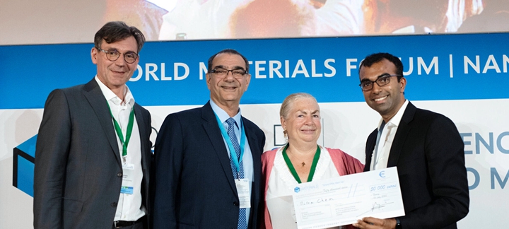 瓦斯·庫馬爾（右一）創建的 Mitra Chem 獲得世界材料論壇創組大賽｜Mitra Chem