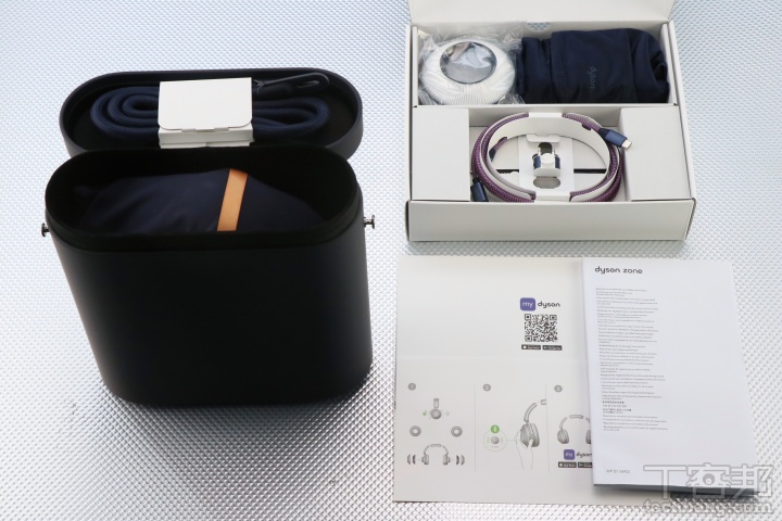 盒裝內又以產品說明書、配件盒裝和放著耳機的旅行專用盒分類收納。