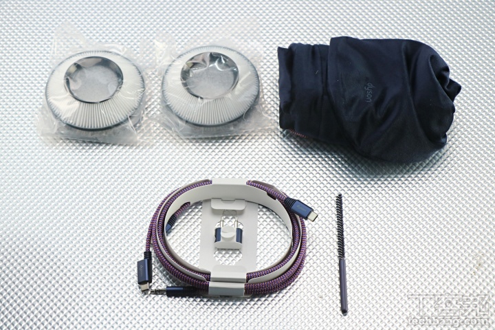 Dyson Zone Absolute+ 白色內盒裝著 2 對靜電活性碳濾網 、面罩清潔刷、USB-C 充電線、飛行專用配件組合和軟布袋。