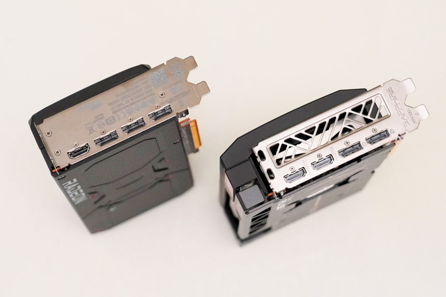 Radeon RX 7800 XT公板卡提供1組HDMI、3組DisplayPort影音輸出端，而Sapphire Pulse Radeon RX 7700 XT則是HDMI、DisplayPort各2組。