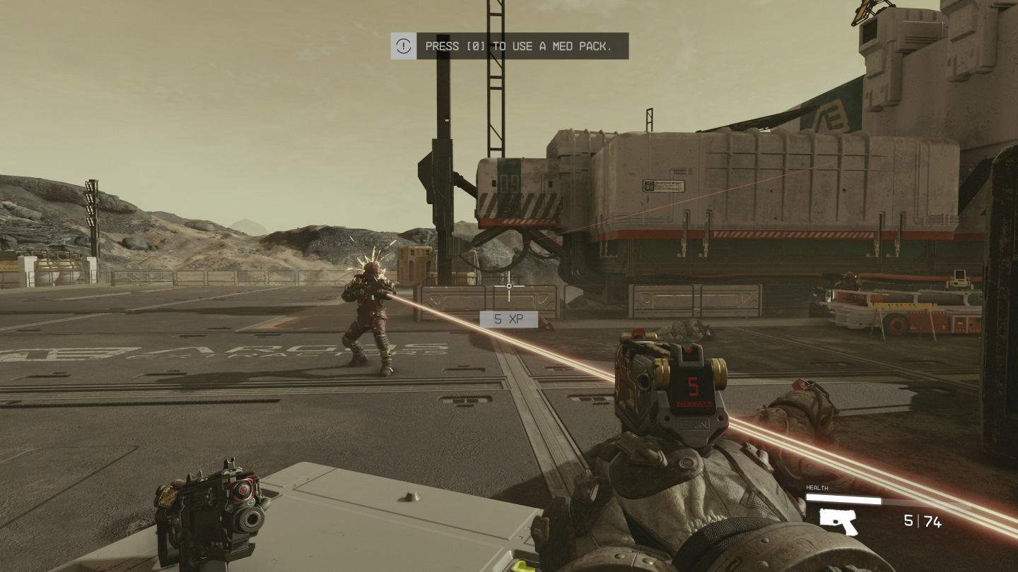 遊戲採用第一人稱視角進行，玩家也需要使用各種器進行戰鬥。