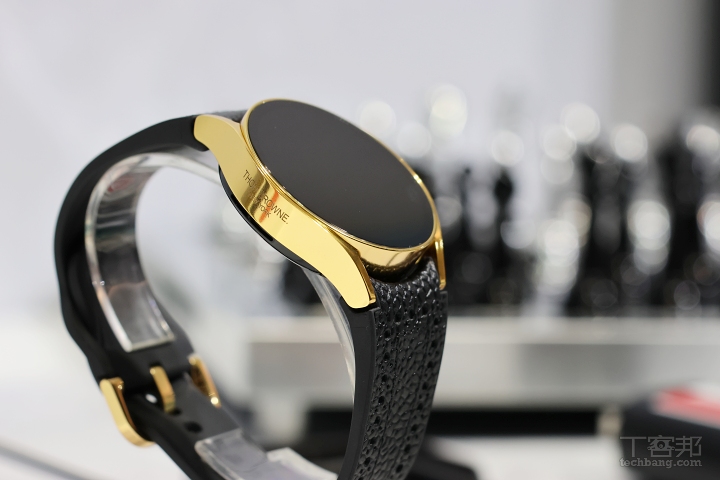 Galaxy Watch 6 智慧錶，採用優雅的金色機身、畫龍點睛的特殊錶面，側面刻有 Thom Browne 標誌。