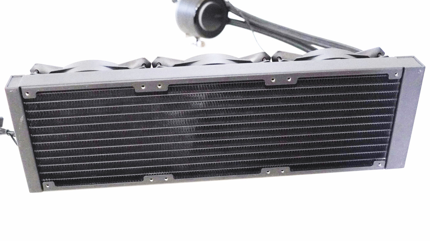 E360的水冷排可以安裝3組12公分風扇。