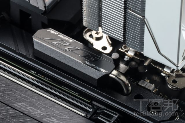 ROGStrix Z790-E Gaming WiFi 主機板為 PCIe 5.0 的 M.2 插槽計了額外的散熱器，可為大多數的 SSD 帶來絕佳冷卻效果。