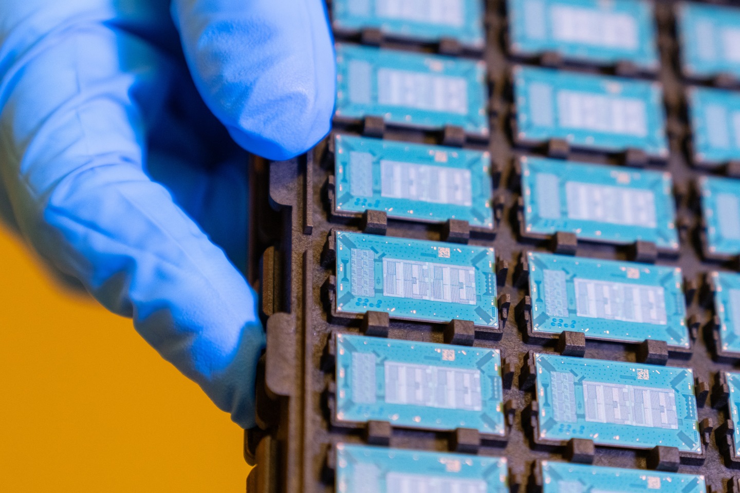 Intel在2023年7月已經成功於亞利桑那州的晶圓廠完成玻璃材質基板晶片的測試樣品（Test Units）生產。