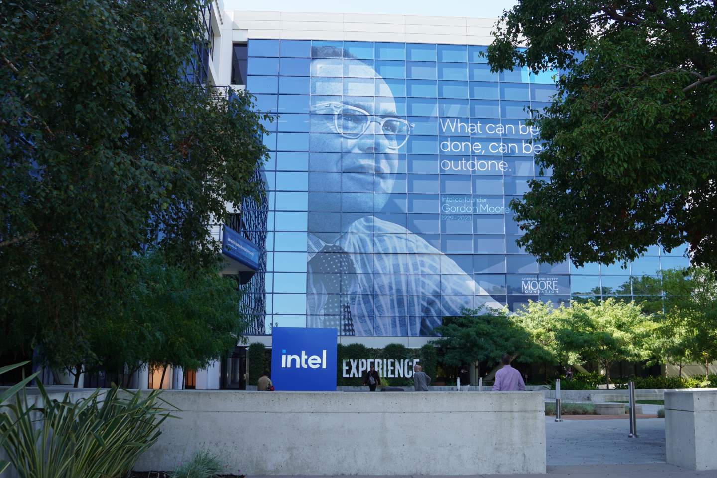 Intel總部為了紀念今（2023）年世的高登‧摩爾，在總部外牆掛上了他的格言，「What can be done, can be outdone.」（任何能被完成的事，都能被超越），相當能展現Intel一直不斷追求創新的精神。