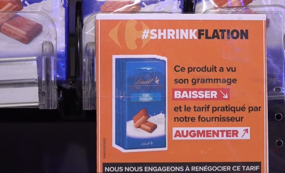 法國家樂福給那些「減量不降價」商品打上顯眼標籤，讓想要降低成本的廠商無法偷著來