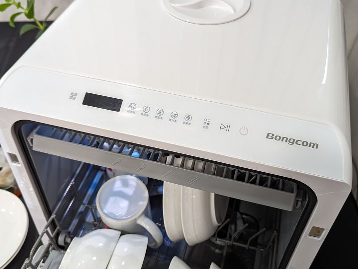 OVO 發表首款 1080p 行動投影機「電影大師 U8」，可移動電視「推推閨蜜機」及幫康免安裝四合一洗碗機預購創佳績
