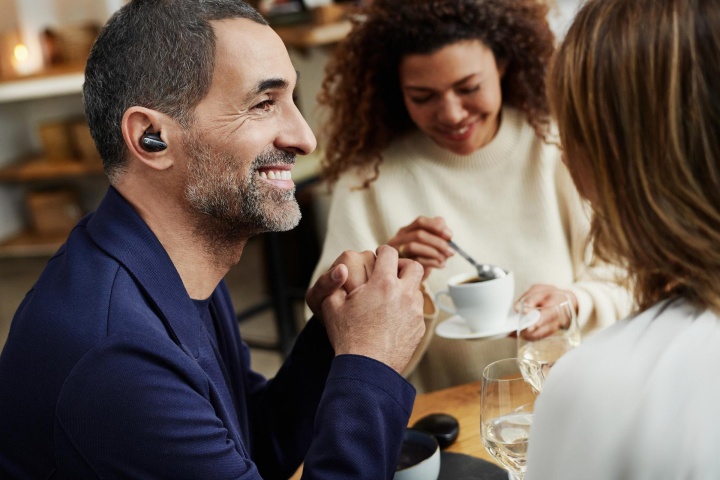 Sennheiser 發表首款「聽力輔助真無線耳機」！ 9/28 式開賣、售價 $34,700 元