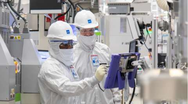 英特爾開始在愛爾工廠使用EUV量產4奈米晶片，高呼這將是趕上台積電的「里程碑」