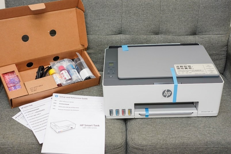 開箱除了印表機主機之外，還有一盒配件，內含墨水、列印頭、電源線、傳輸線。(圖文來源：HP Smart Tank 580 All-in-one 印表機，快速方便高 CP 值，滿足家庭與工作室的需求！)