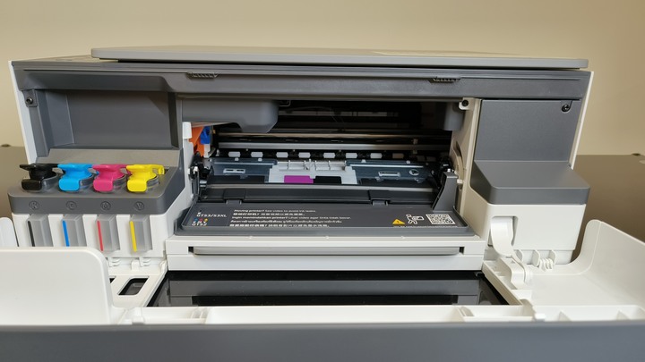 前方面板打開後，中間是印刷頭刷印的區域，左側則是墨水匣，包括紅藍黃黑共四種顏色，容量大小都是一樣的。(圖文來源：更快速的印刷和更人性化的功能， HP Smart Tank 580 無線連續供墨印表機開箱試用)