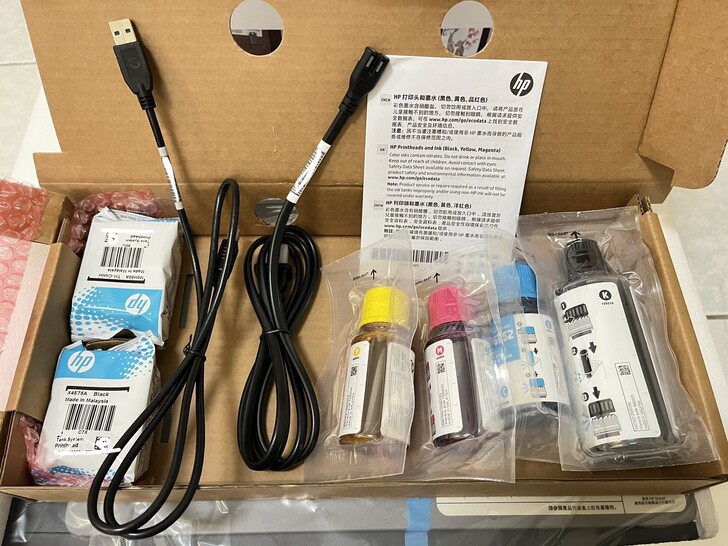 周邊零件由左而右分別是噴頭、USB 傳輸線、電源線、還有彩色與黑色墨水。(圖文來源：你常去超商列印資料搞得荷包君痛哭流涕嗎？HP Smart Tank 580 All-in-One 印表機可以協助你省下更多錢錢！)