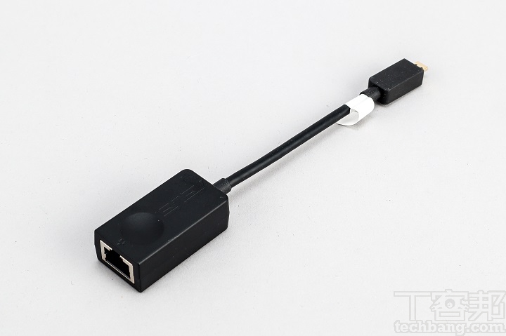 產品的配件，有附上 Micro HDMI 轉 RJ-45 網路埠的轉接線。