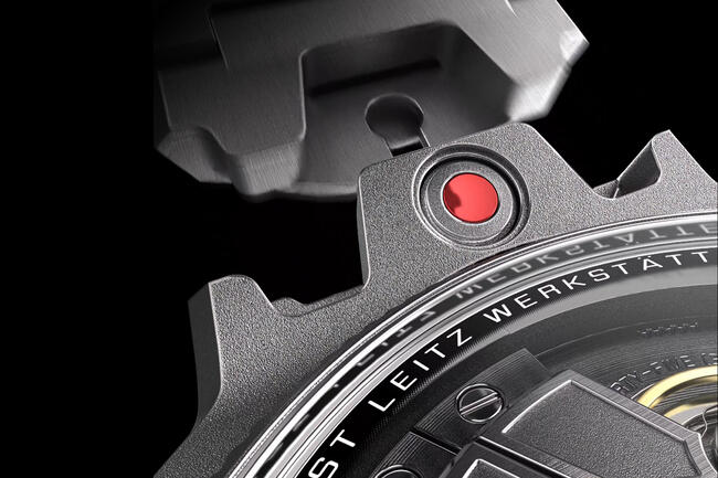 ZM 11 腕錶系列採用創新的便捷錶帶更換結構，可在精鋼、鈦合金、橡膠和織物錶帶間無縫切換。