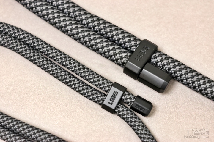 左為 7mm 寬的手腕掛繩、右為 10mm 寬的手機背帶，線材都採用編織材質，摸起來質感很不錯，如果不是銳利的東西去抓，掛繩初拿起來是很紮實耐用的感覺。