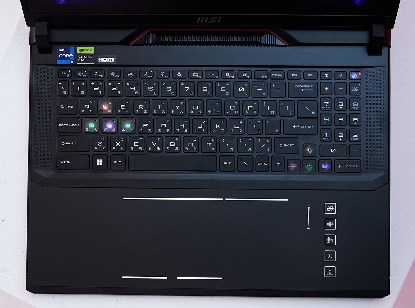 由於 Raider GE78 HX Smart TouchPad 的機身尺寸不小，因機身 C 面有充裕的空間配置全尺寸島式鍵盤，並於右側規劃了實用的九宮數鍵，下方則是為用戶提供嶄新操控體驗的「智慧觸控板」區域。