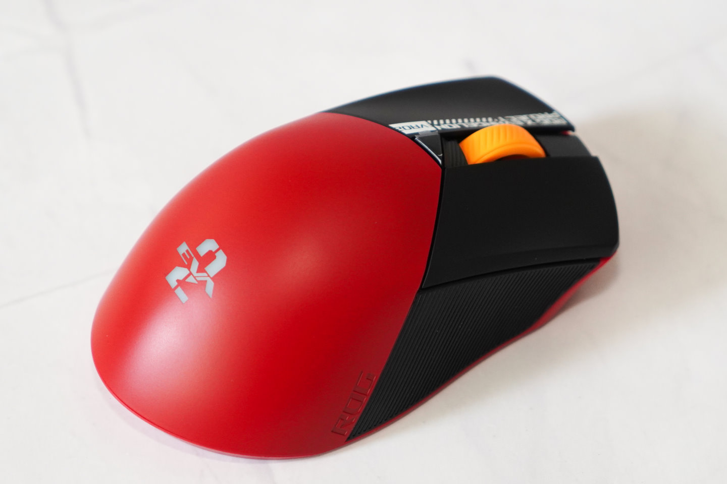 滑鼠本體配色採用紅、黑、橘元素，尾部有可以顯示RGB背光的「EVA-02」標誌。面具有左鍵、右鍵、滾輪，並在滾輪下方有DPI切換快捷鍵。
