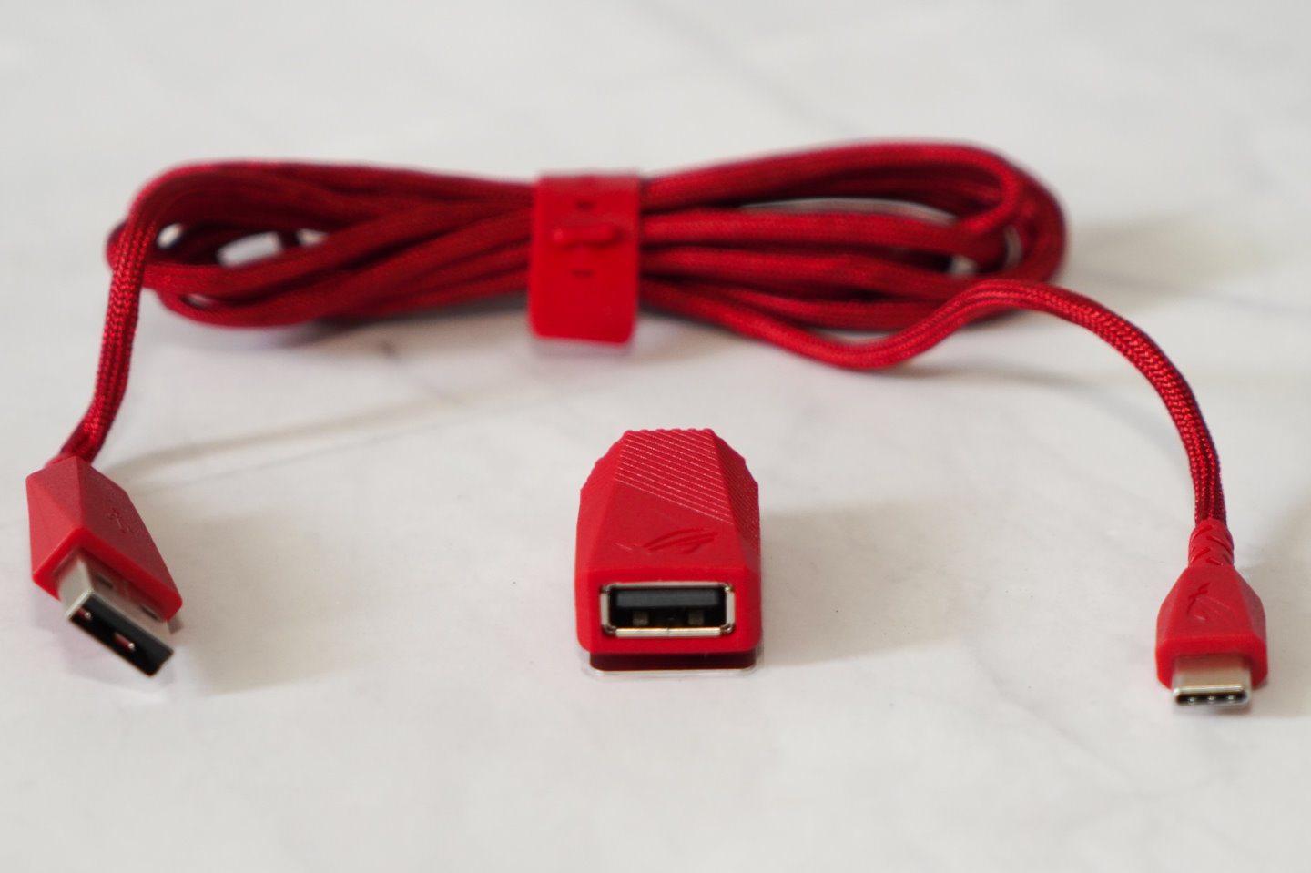 配件的USB纜線採USB Type-A公對Type-C型式，可以直接連接至滑鼠。若裝上轉接，則可變成USB Type-A公對Type-A母型式的延長線使用。