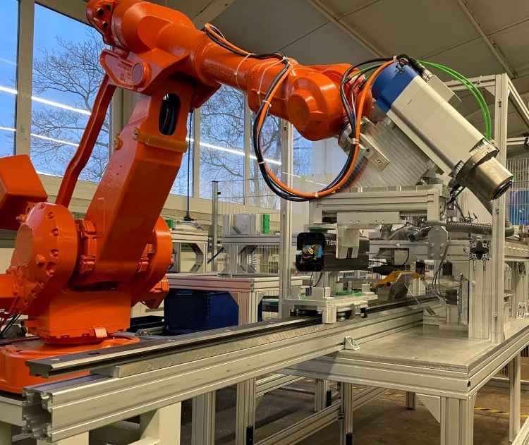 Circu Li-ion的機器上有一個巨大的橙色機械臂。 圖片來源：Circu Li-ion