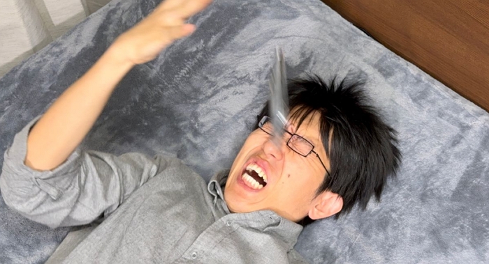 這是日本網友發明的「臉部保盔」，躺著玩手機不用擔心掉下來砸到臉