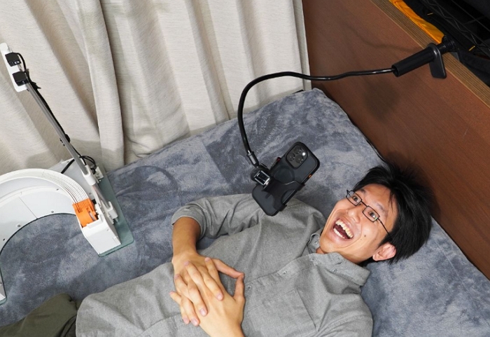 睡前玩手機總是砸到臉？日本網友利用Arduino UNO開發出「臉部保盔」