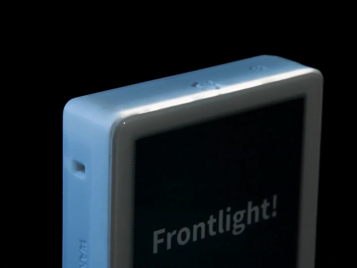 它也具有前光功能，在光線微弱的地方也可以看到螢幕上的文。