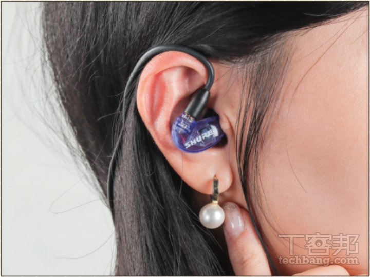 入耳式、耳掛計耳機為入耳式配硬式耳掛計，需先順著耳型整線較容易配戴。