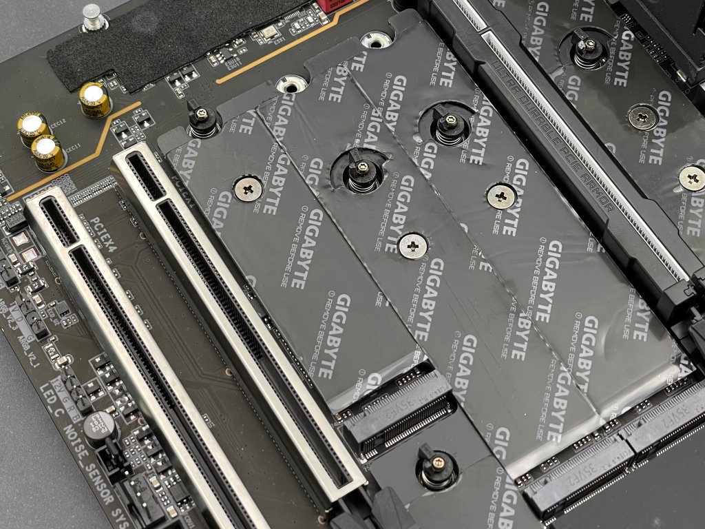 一共可容納 5 組 NVMe SSD。全數的 PCIe 插槽都有強固計，不但更堅固，抗電磁的能力也能保高速訊號的傳輸。