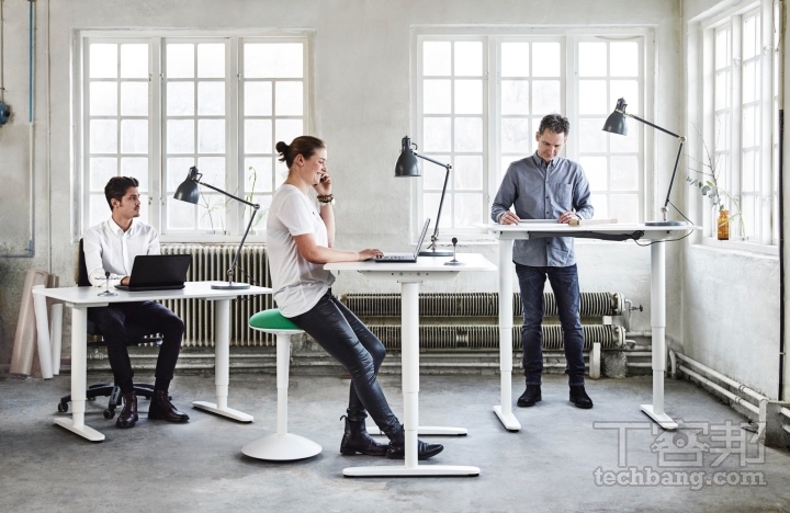 由於每個人身高不同，習慣的姿勢也不同，使用升降桌可以個人化調整高度。（圖片來源：IKEA）
