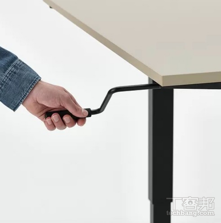 不少手動升降桌具備手搖桿，透過使用者自己手轉來調整桌面高度。（圖片來源：IKEA）