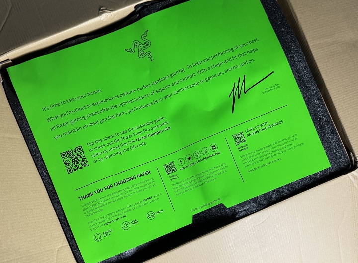 接著就可以看到產品說明及相關資訊連結，還有 Razer CEO 陳民亮的簽名。