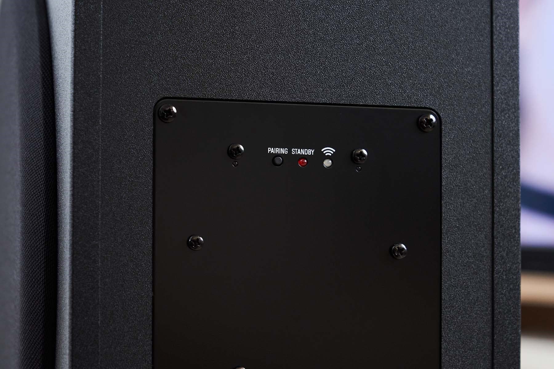 超低音揚聲器依然以便於連接的無線計，因，背面無一傳輸介面，乾淨的機背僅規劃了單一配對鍵和指示燈，當超低音揚聲器連接到 SR-B40A Soundbar 時，右方指示燈便會亮起白燈。