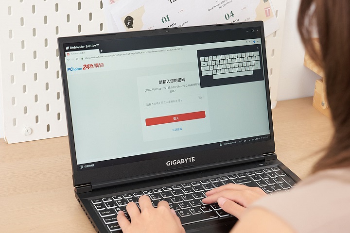 點選 SafePay 功能後，會開啟獨立的瀏覽器，它是一個密封的環境，具有隱私和安全性計，還提供虛擬鍵盤供用戶輸入重要銀行卡號資訊，讓惡意鍵盤記錄器無法記側錄。