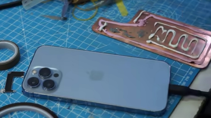 玩家給iPhone 15 Pro改裝導熱管，散熱改善後3DMark、《原神》性能明顯提升