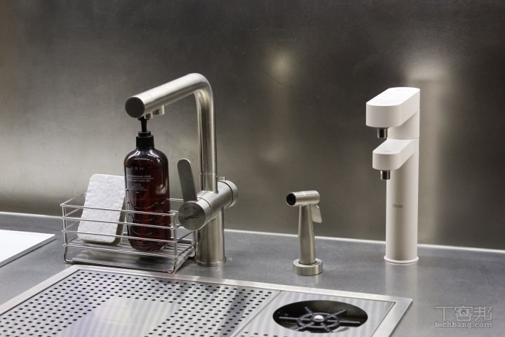廚房空間有淨水器，有過濾後的飲用水可用。