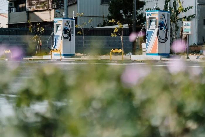 節能減碳的電動車盛行，星巴克於沙鹿北勢門市導入電動汽車配備充電樁。 圖／ 星巴克提供