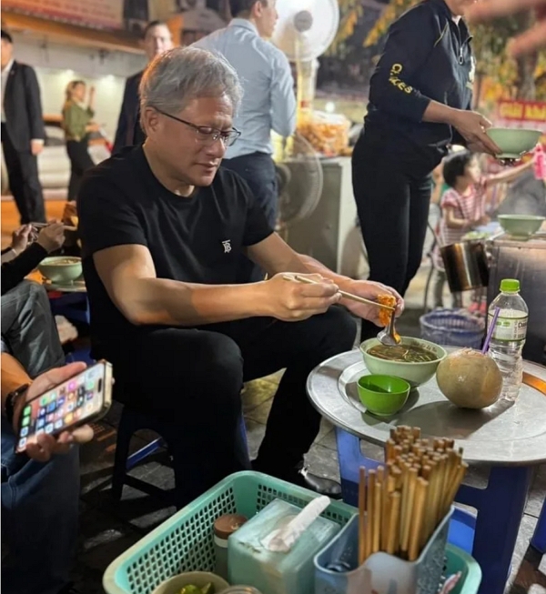 NVIDIA 黃仁勳首訪越南就要下大單將在當地建立晶片計基地，同時還要帶動庶民美食？