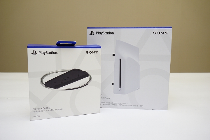 隨新款 PS5 一同發售的周邊配件，包括藍光光碟機以及直立底座。