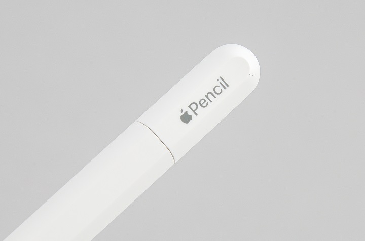 Apple Pencil（USB-C）是目前價格最便宜的 Apple Pencil，但不具備壓力辨及點兩下手勢就能切換工具的功能，且雖然帽蓋上可見 Pencil 樣，但身也不提供免費鐫刻。