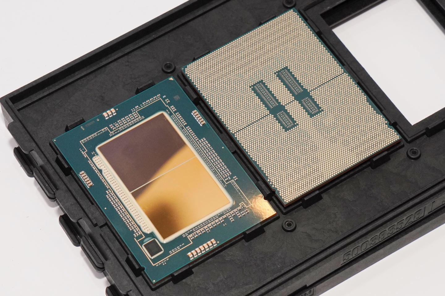 Intel於12月15日台灣上市記者會展示第5代Xeon可擴充處理器實物。